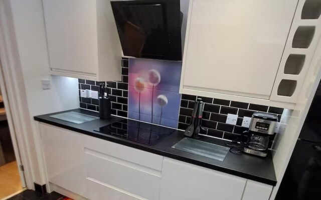 Parking - Garden - Wifi - Sleeps 4