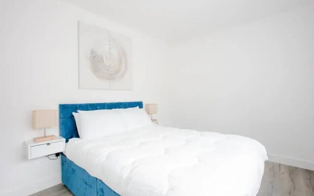 Designer 2 Bedroom Apartment in West London