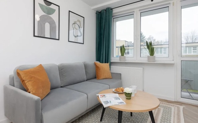 Warsaw Apartment Elekcyjna by Renters