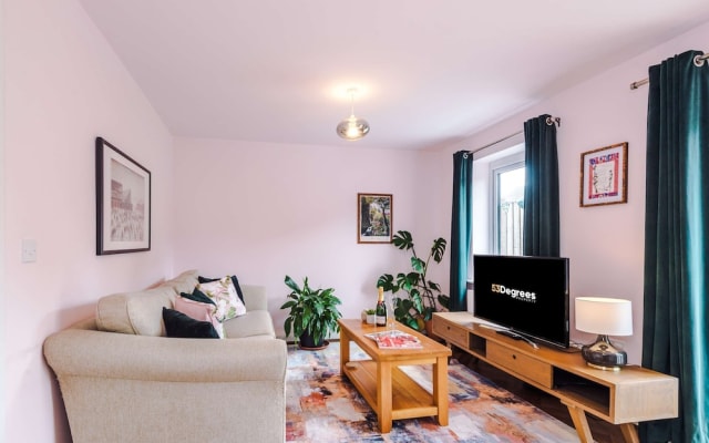 Spacious 2 Bed Perfect for Couples With Parking