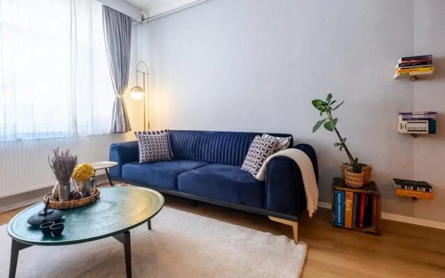 Eclectic Flat Near Metro With Terrace in Kadikoy