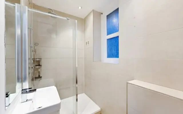 Beautiful flat Next to Victoria Station