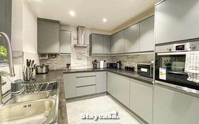 Live in Style House in Desirable Location