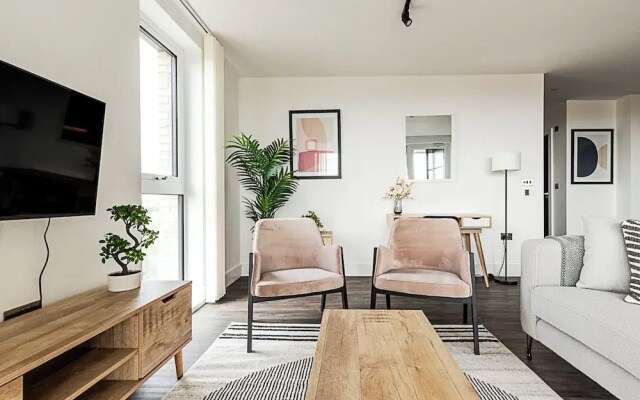 Chic and Sleek Sky-high Apartment