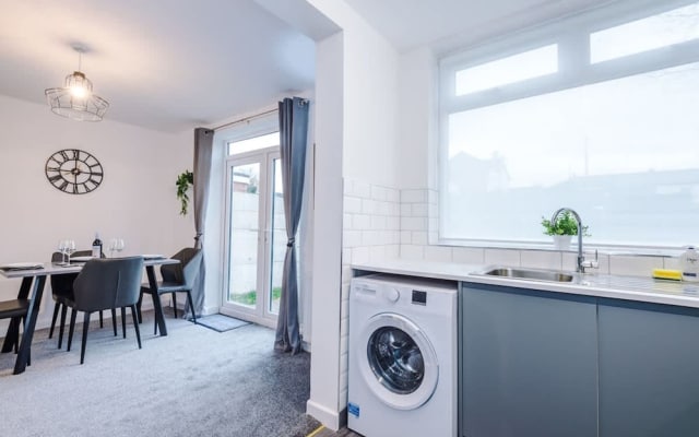 Spacious 3-bed Ideal for Long-term Business