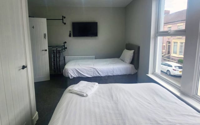 The Red Lounge Rooms Near Anfield