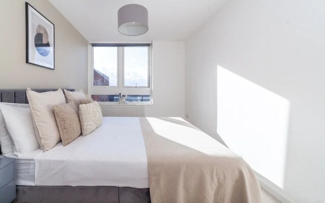 High-End 2 Bed Flat near Westfield London