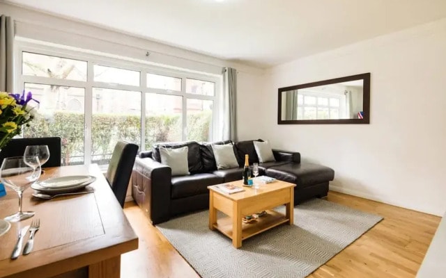 Bright and Spacious Philbeach Garden Apartment