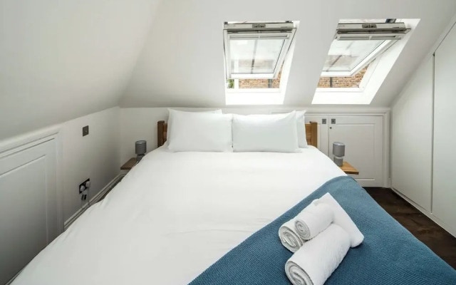 Sleek and Stylish 1BD Apt w/ Balcony, Hammersmith