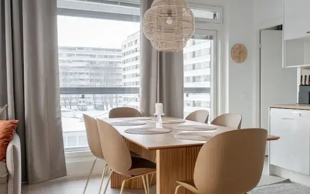 New 2BR Apt with Balcony, Sauna & Great Location