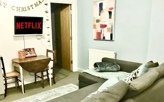 Modern Central Edwardian Apartment 4pp Private Ent