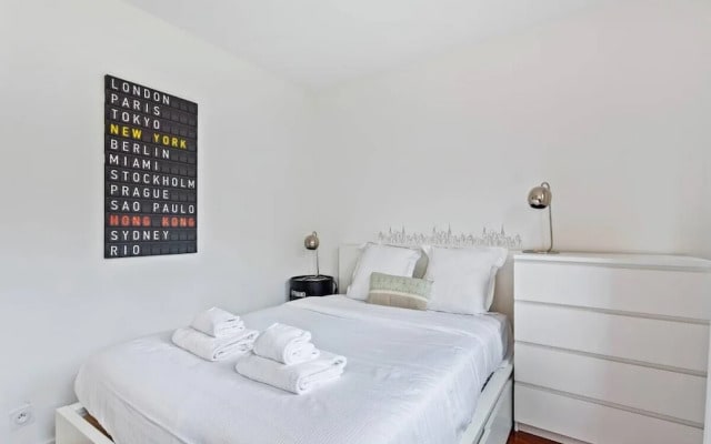 Stunning One Bedroom Apartment Sleeps 5, in Paris