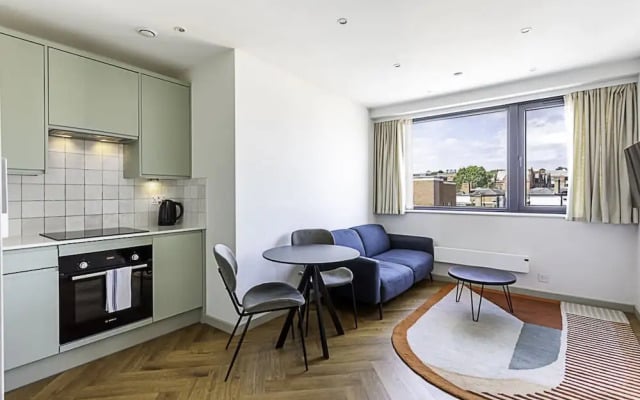 1-bed Apartment: Close to Wimbledon Station