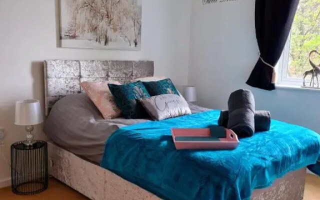 Emerald Blossom-Central Warrington, Luxurious Yet Homely, WiFi, Secure Parking