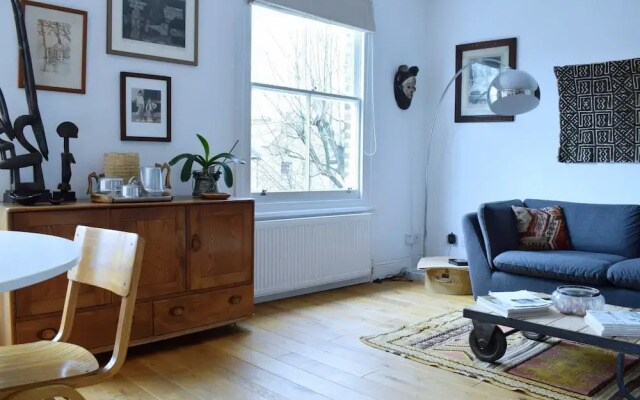 Contemporary 1 Bedroom Highbury Flat With Roof Terrace