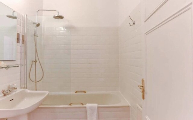 Great Apartment in Beautiful Location!