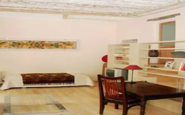 Large Marais Studio (321)