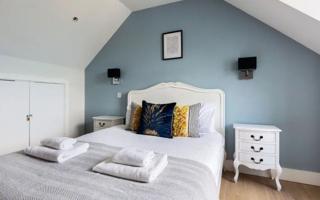 Elegant 2 Bed Flat with Balcony in Finchley