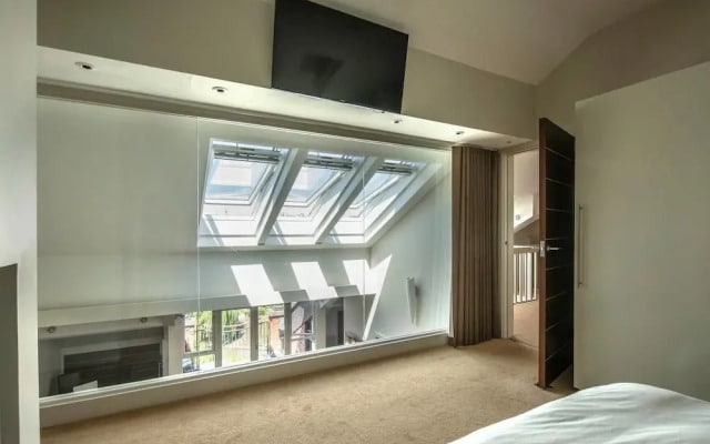 Amazing Spacious 2 Bed Duplex Penthouse w/ Balcony