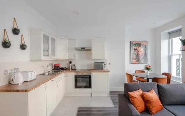 Flirty Chambers - Fitzrovia - by Frankie Says