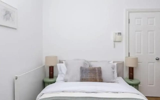 Light Filled Studio With View of Regents Park