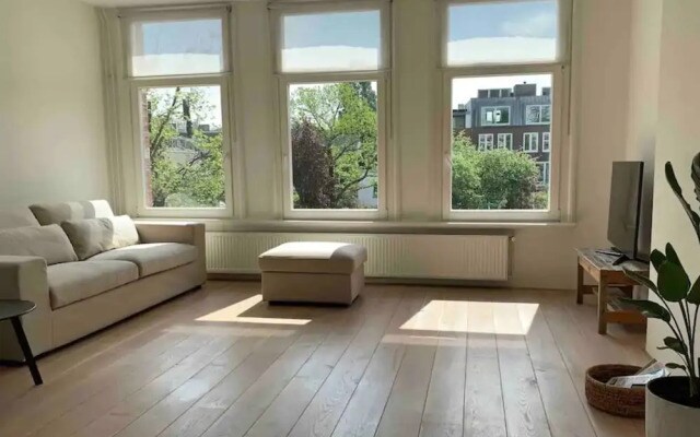 Bright Waterview Apartment