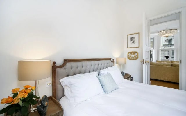 Luxurious 1BR Period Property in Kensington