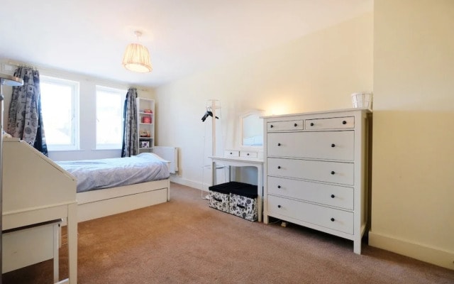 Cosy, Modern 1BR Kilburn Flat for 4