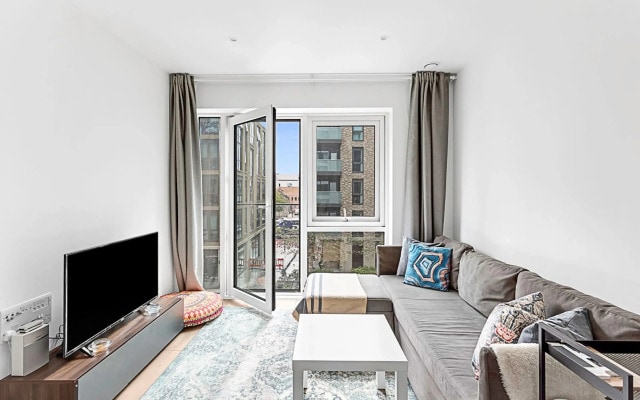 Stylish Flat In Battersea Reach