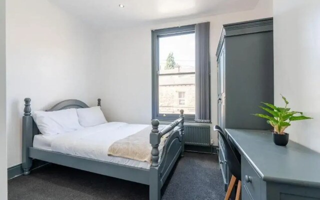 Sheffield 4 Bed Home by Broomhill Village