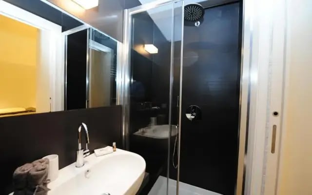 Fotofever Apt, two bedrooms with air conditioned in elegant shopping area, close to Vatican City