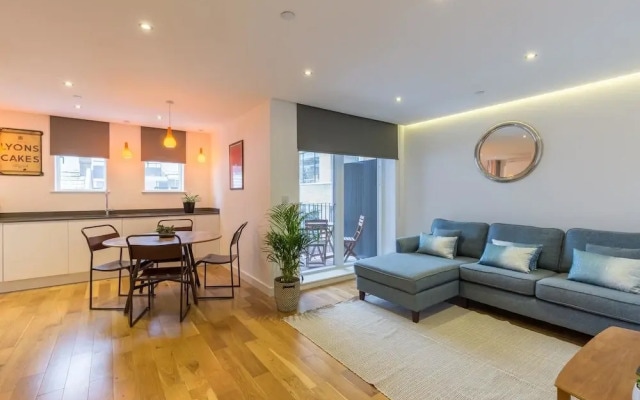 Super Central 2 Bedroom Flat With Balcony Zone 1!