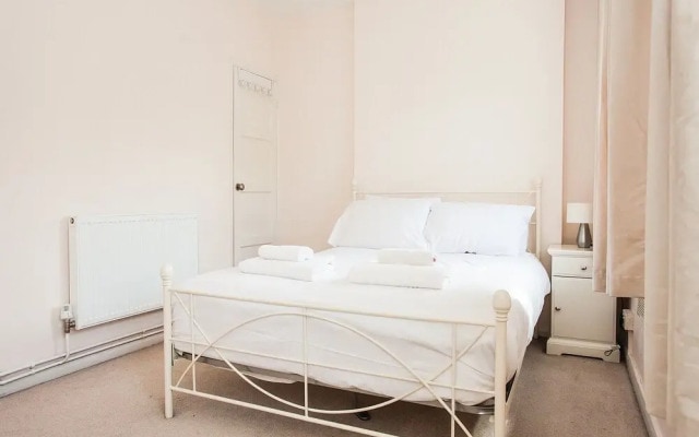 Bright 2 Bedroom Property With Balcony