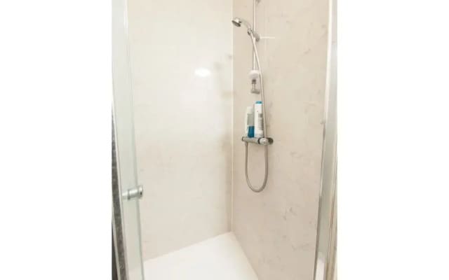 Spacious & Quiet 4BR Flat for 8 in Hampstead
