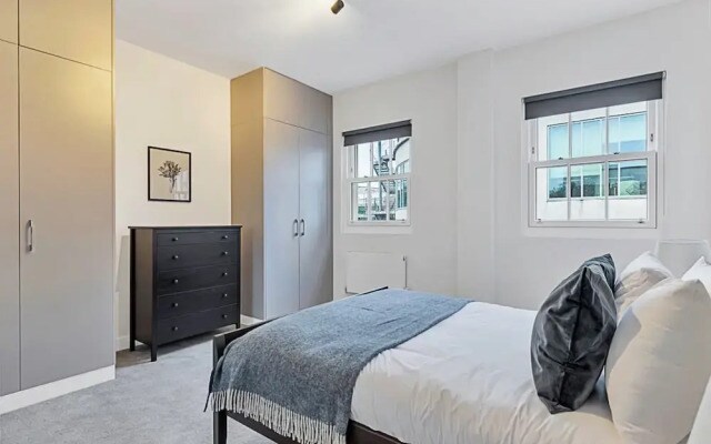 Sunny 2-bed Flat in Chiswick