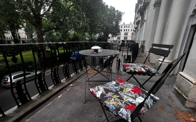 Hyde Park Studio Apartment With Private Terrace