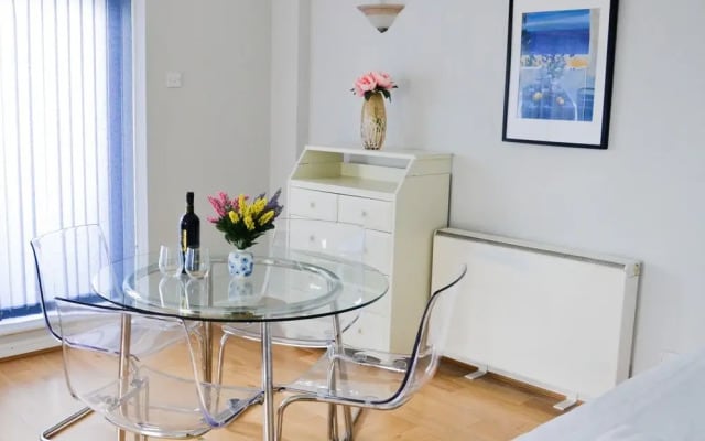 OYO Home Docklands 2 Bedroom Apartment
