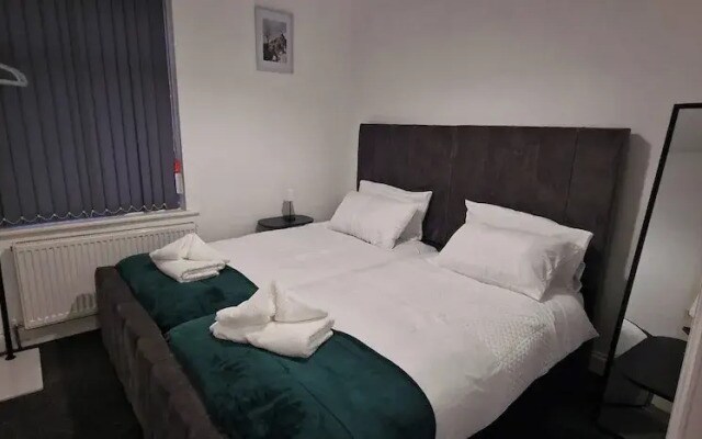 Ashfield House by Cyber Living - Modern Stay!