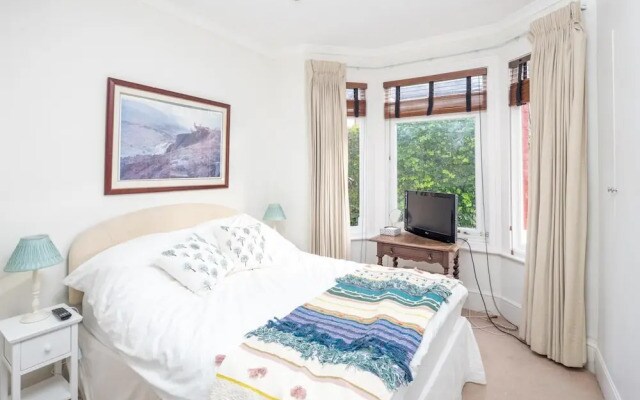Charming 2BR Flat With Patio in Hammersmith