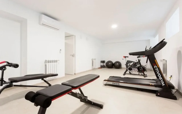 Lovely 2-bedroom Apartment in Exclusive Area of Madrid Madrazo V