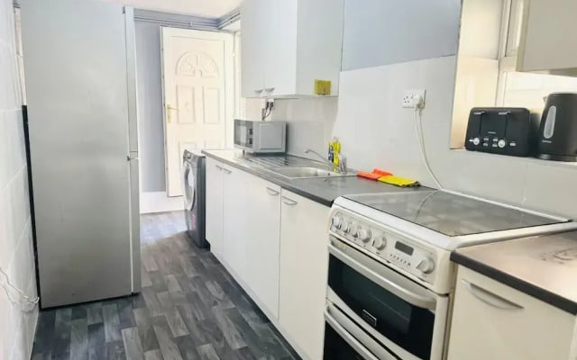 Stoke-on-trent - House - Sleeps 7 - City Centre