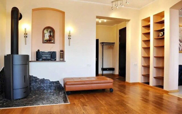 Raina Lux Apartment