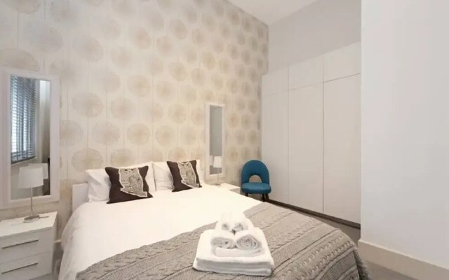 Modern 2 Bedroom Kensington Home