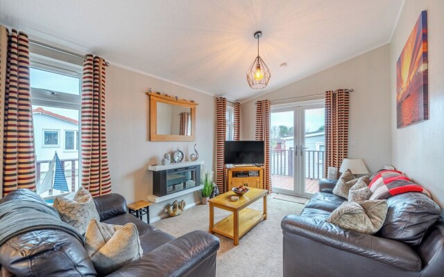 2 Bed Cabin - Sleeps 4 - Pets - 5 min to Beach