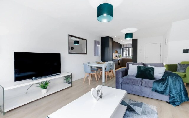 Modern 4 Bedroom House 01 With Parking in Farnham