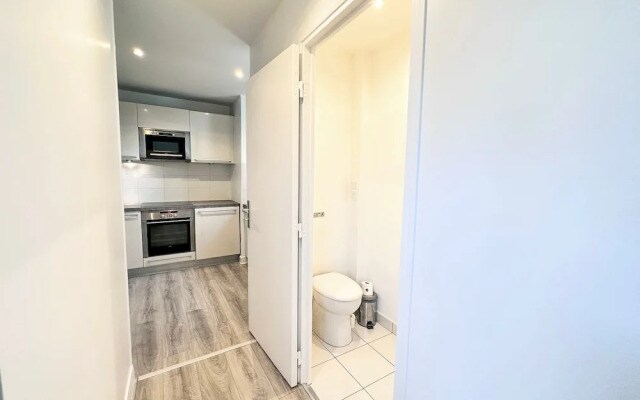 Copernic Right Luminous 2BR Apartment in Paris