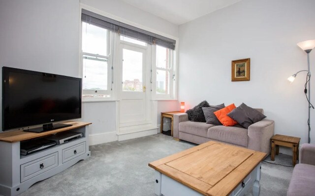 3 Bedroom Apartment by Battersea Park