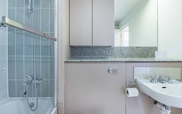 Deluxe Kensington Apartment With Balcony
