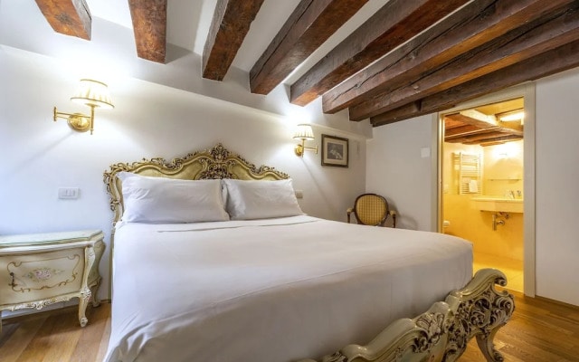Gondola Luxury - Campo Santi Filippo e Giacomo by Wonderful Italy