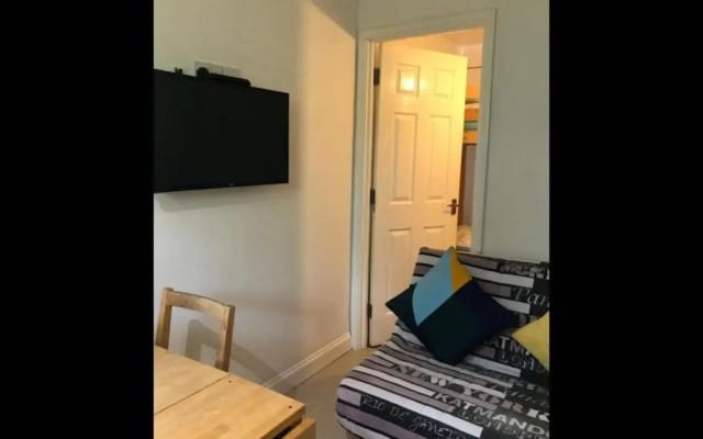 Small Modern Comfortable 2 Bedroom Apartment - Cmyr